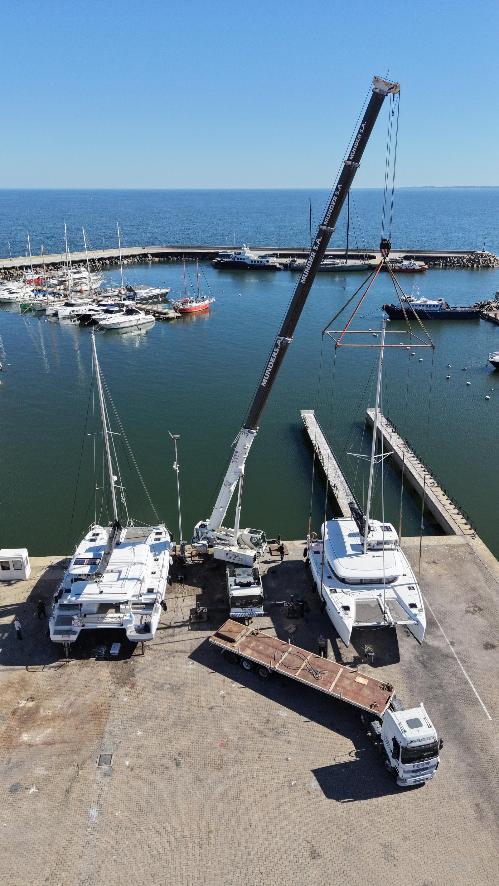 Izaje de catamaranes en la marina de Punta del Este