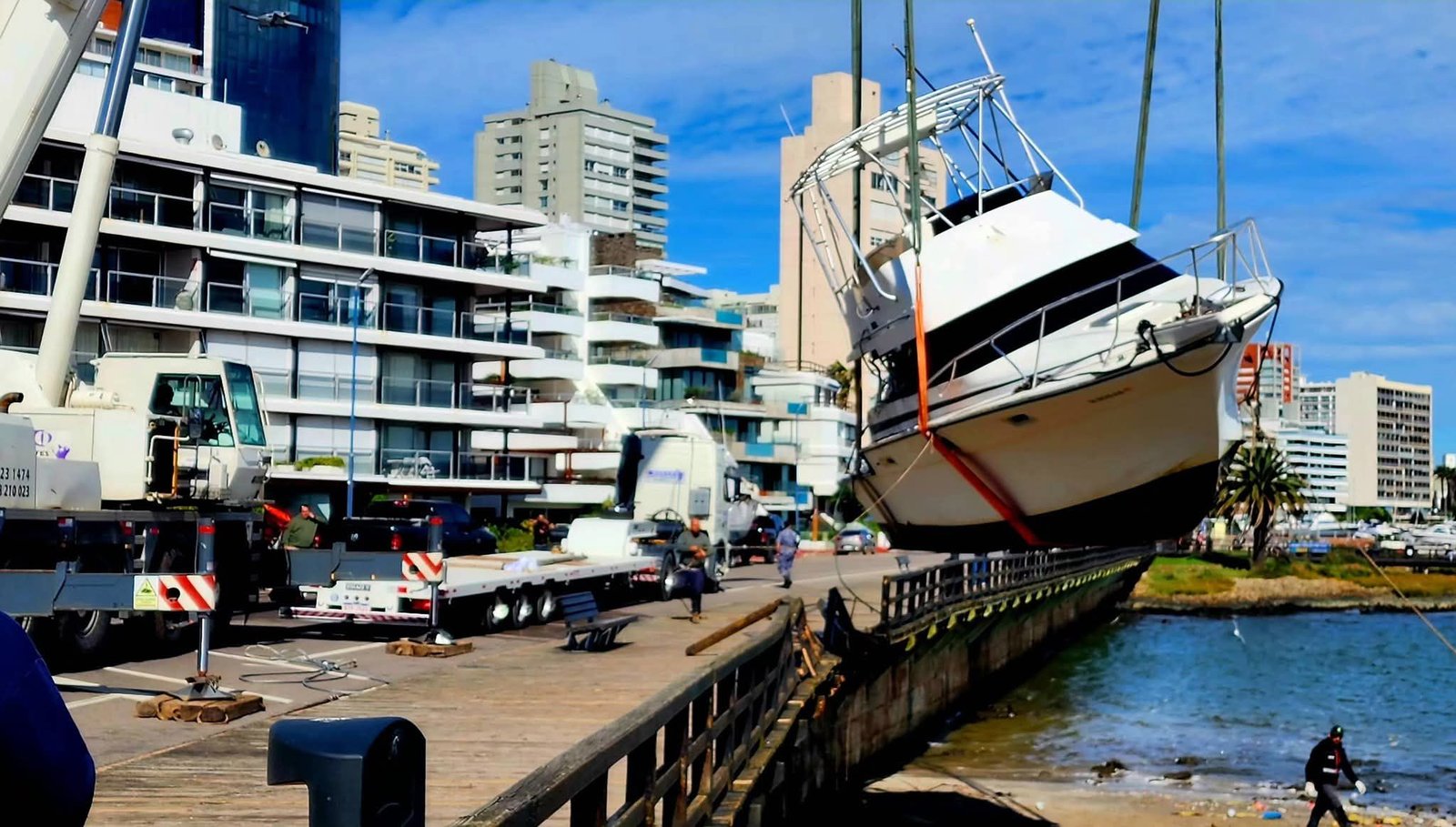 Izaje de embarcación en puerto con grúa Rosano