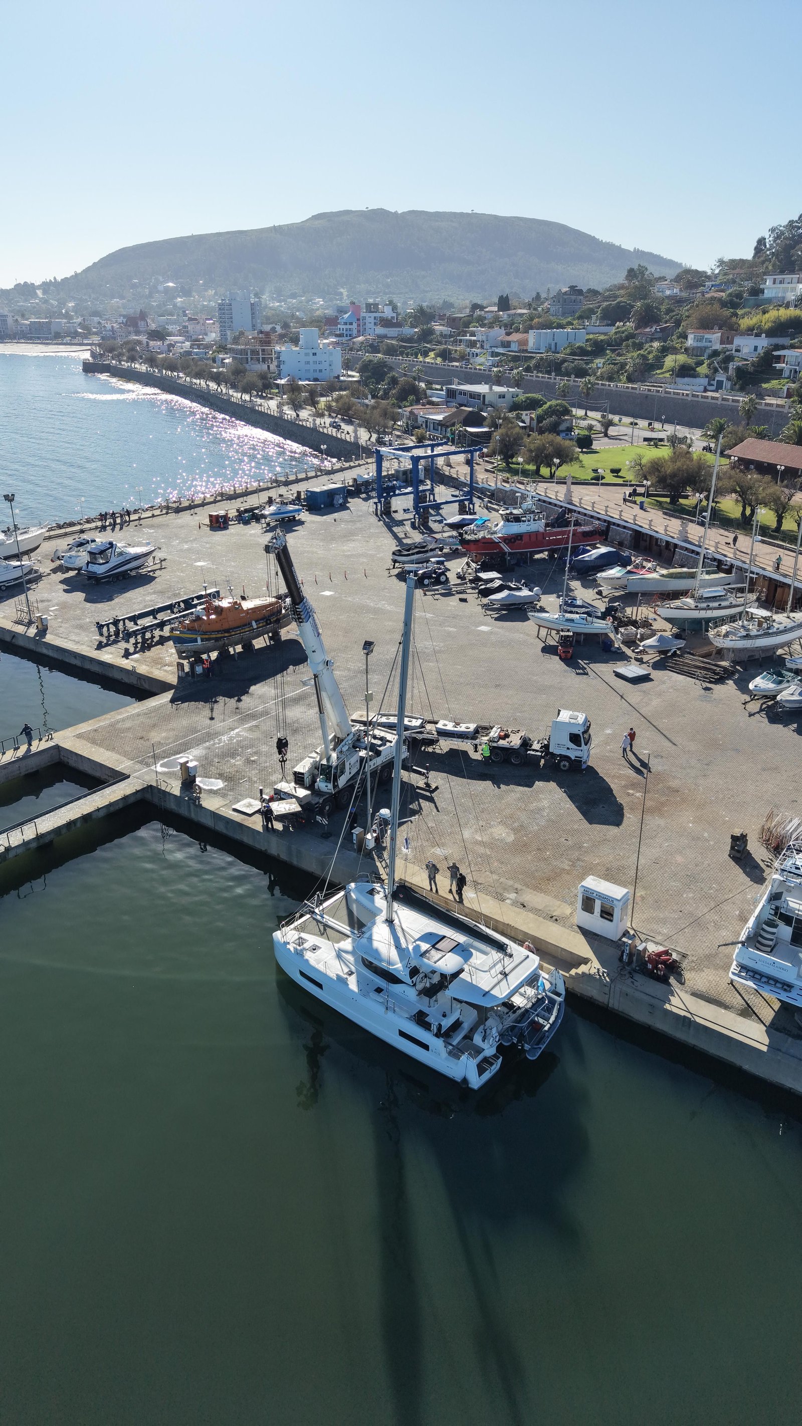 Vista aérea de grúa trabajando en el puerto de Punta del Este