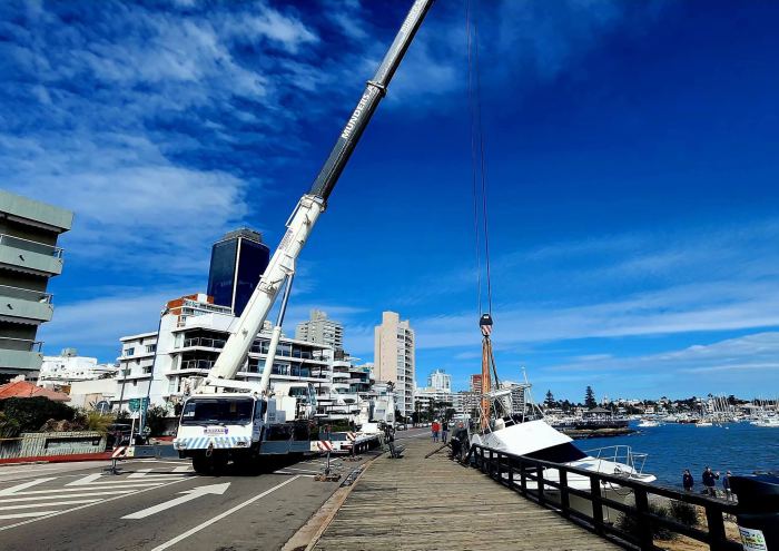 Grúa móvil Rosano en rambla portuaria de Punta del Este izando embarcación