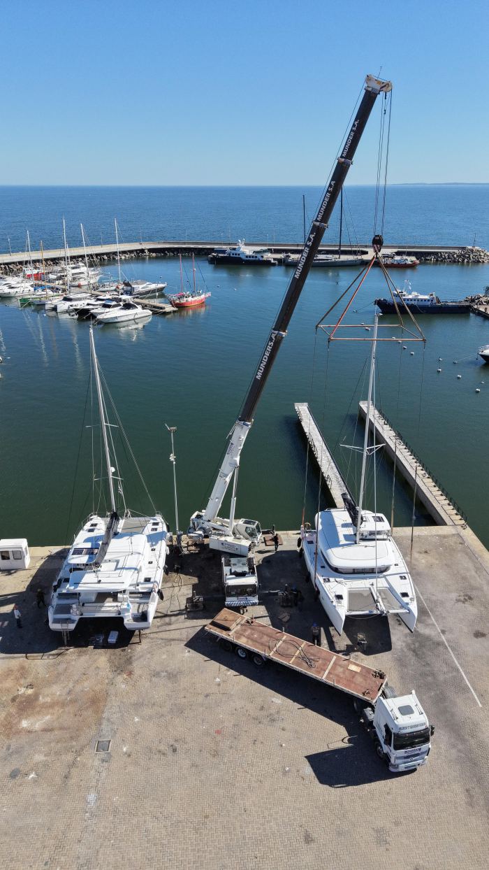 Grúa móvil Rosano realizando izaje de catamaranes en marina deportiva de Punta del Este, Uruguay