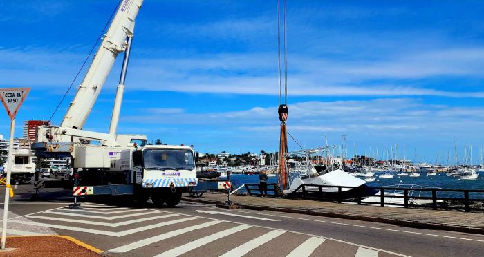 Grúa Rosano en costanera de Punta del Este izando embarcación en rambla