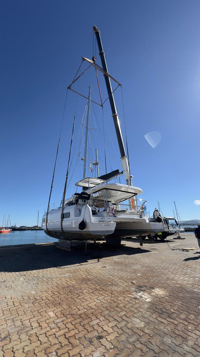 Catamarán preparado para izaje en muelle con grúa Rosano, Punta del Este
