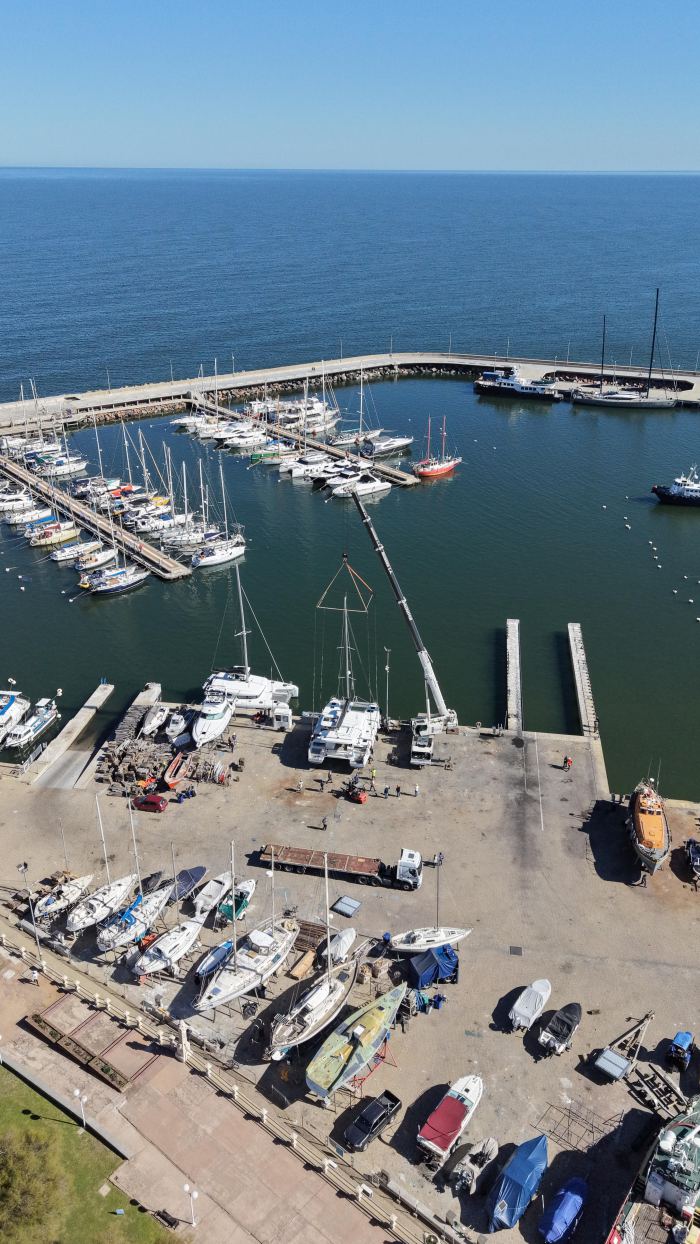Vista aérea de operativo de izaje en marina deportiva Punta del Este, Grúas Rosano