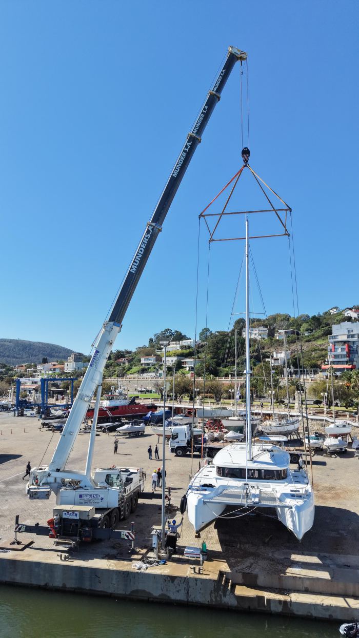 Catamarán izado con spreader de 4 puntos, servicio portuario Grúas Rosano Uruguay