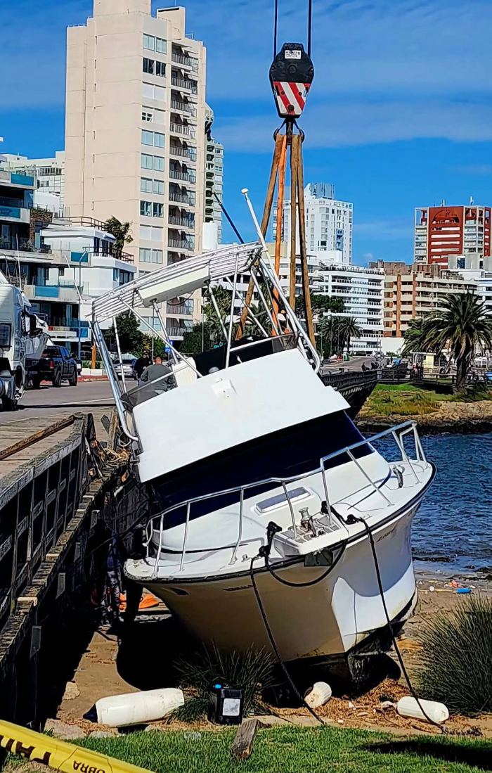 Recuperación de yate encallado en costanera con grúa Rosano, emergencia portuaria