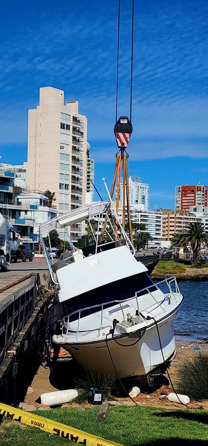 Yate izado desde encallamiento en costanera de Punta del Este, Grúas Rosano