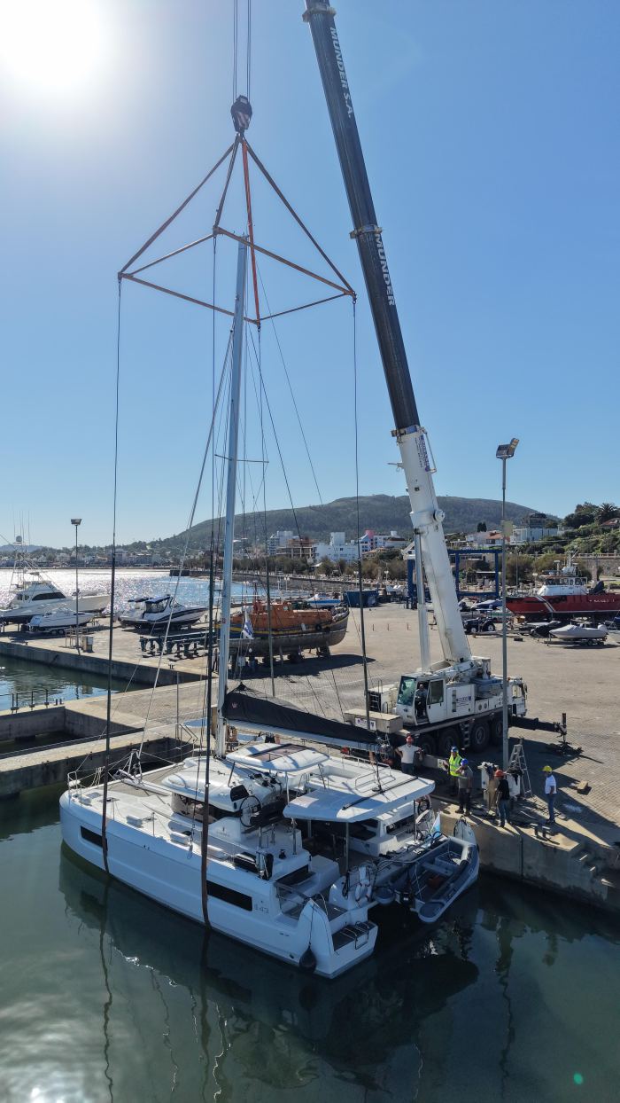 Montaje de mástil en velero con grúa y spreader Rosano, servicio portuario Uruguay