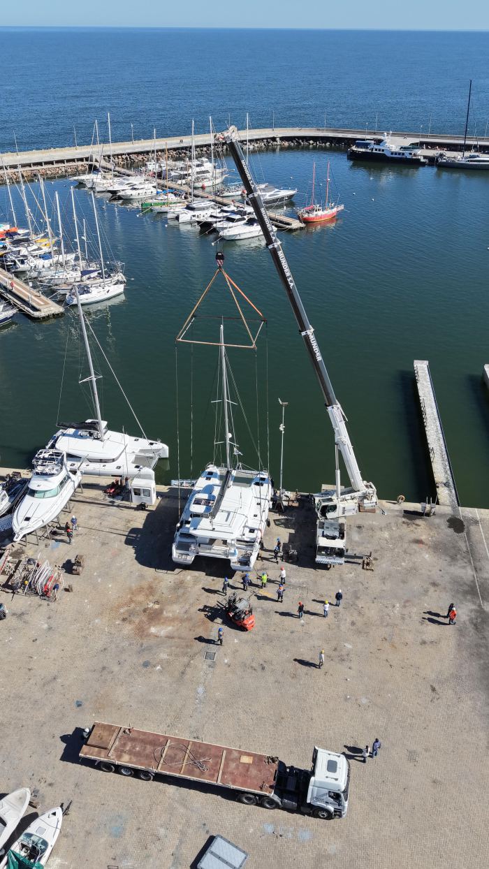 Vista cenital aérea de operativo portuario con grúa Rosano y embarcaciones en muelle