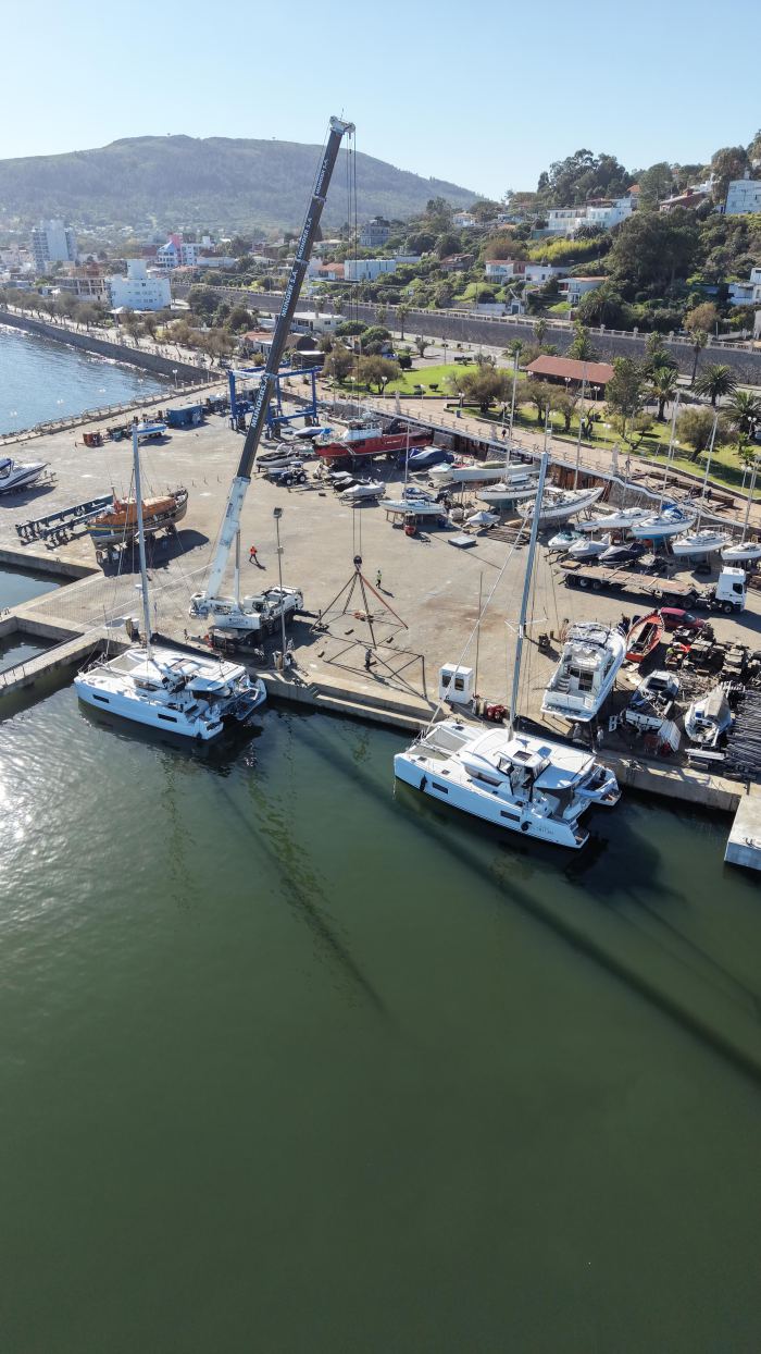 Vista aérea de catamaranes en dársena con grúa Rosano, Grúas Rosano Maldonado
